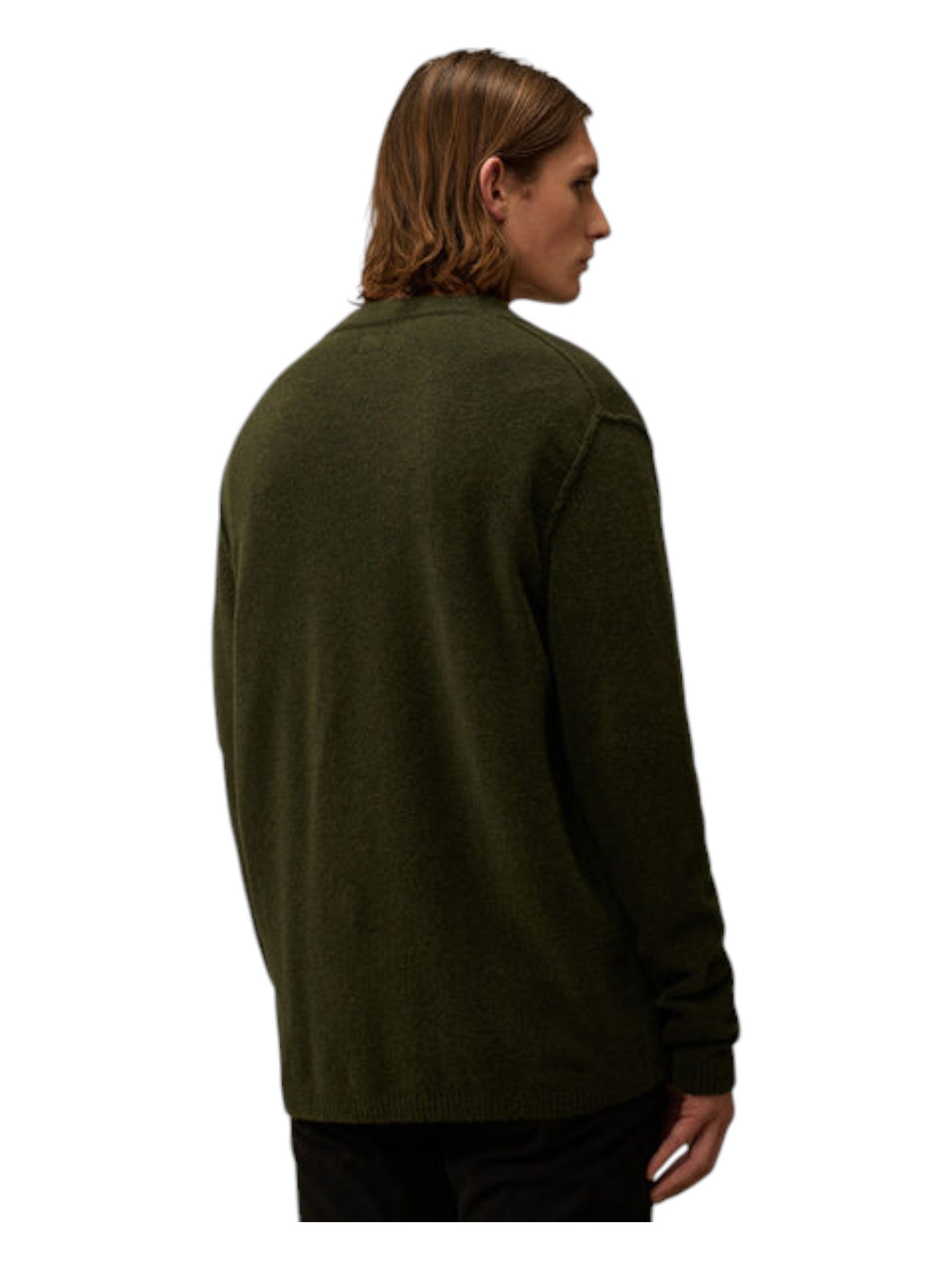 Vista da dietro, modello con cardigan muschio taschino con lente taschino C.P. Company da uomo in lana