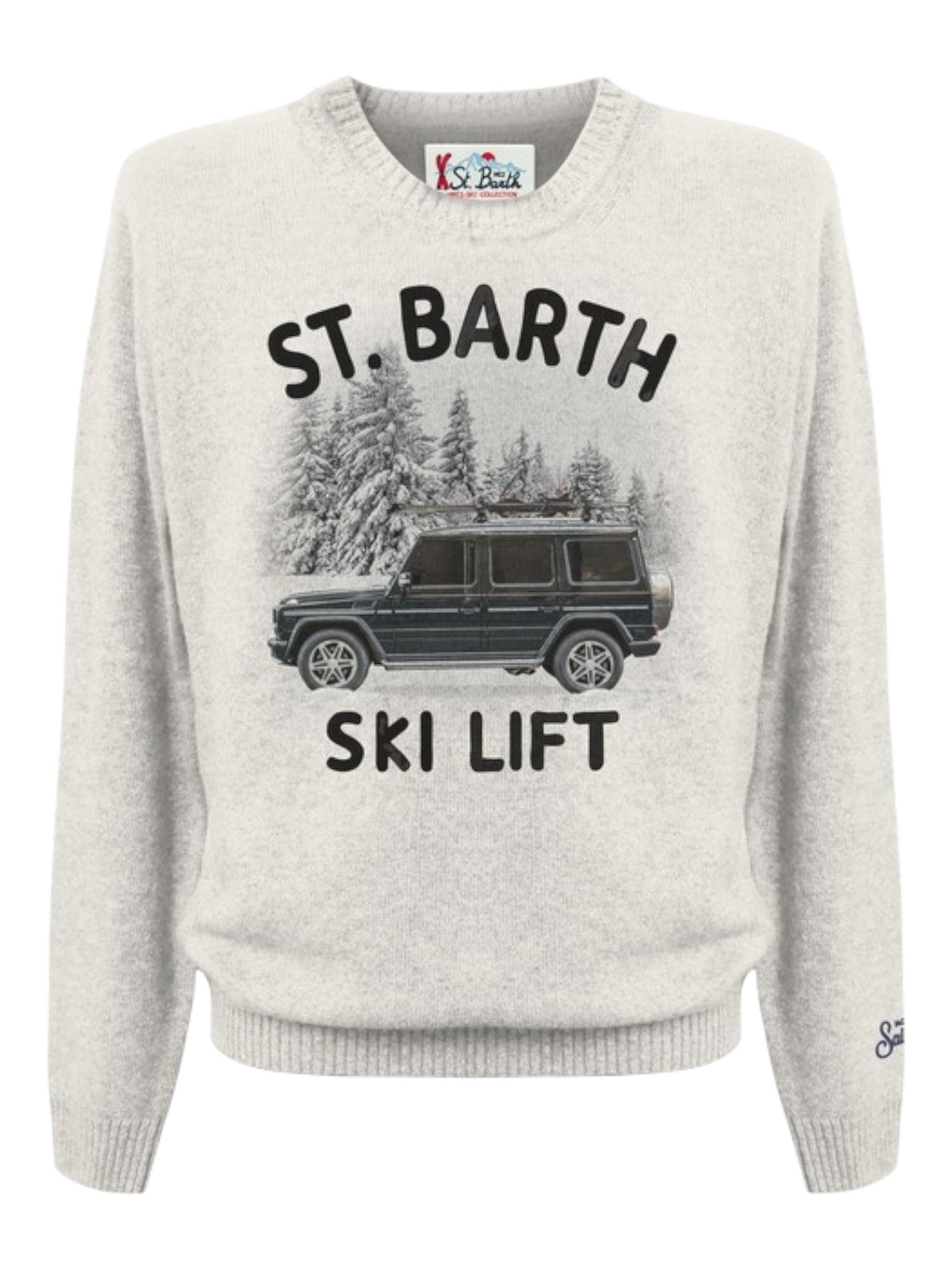 Modello indossa a 45 gradi maglione girocollo scritta sbskilift bianco Saint Barth Heron in lana