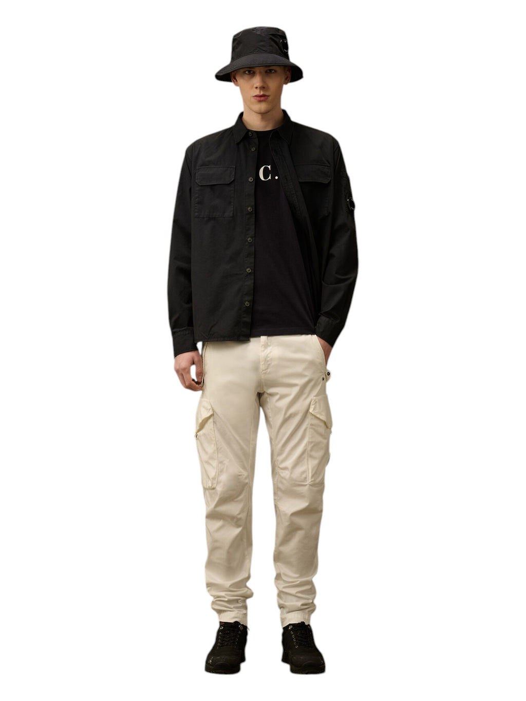 Dettaglio logo su t-shirt blu nan logo Stampa cotone con dettagli chiari