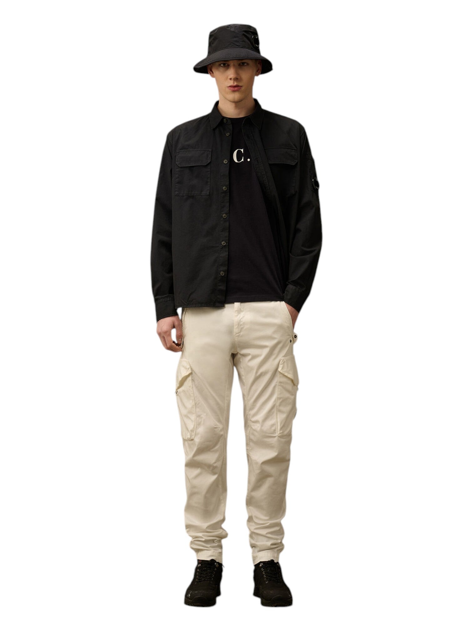 Dettaglio logo su t-shirt blu nan logo Stampa cotone con dettagli chiari