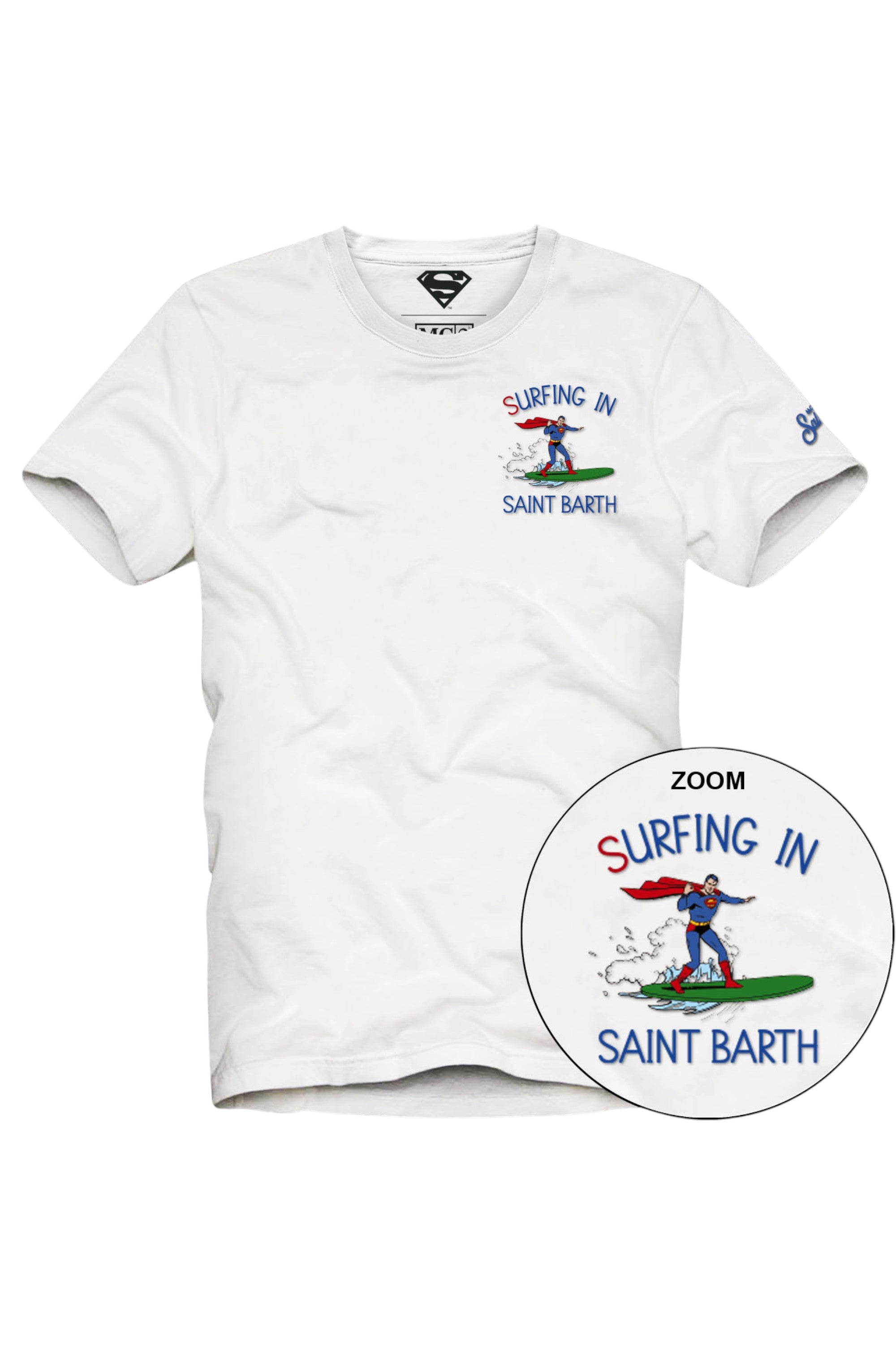 T-shirt su sfondo neutro da dietro t-shirt bianco scritta “Surfing in Saint Barth” Saint Barth cotone