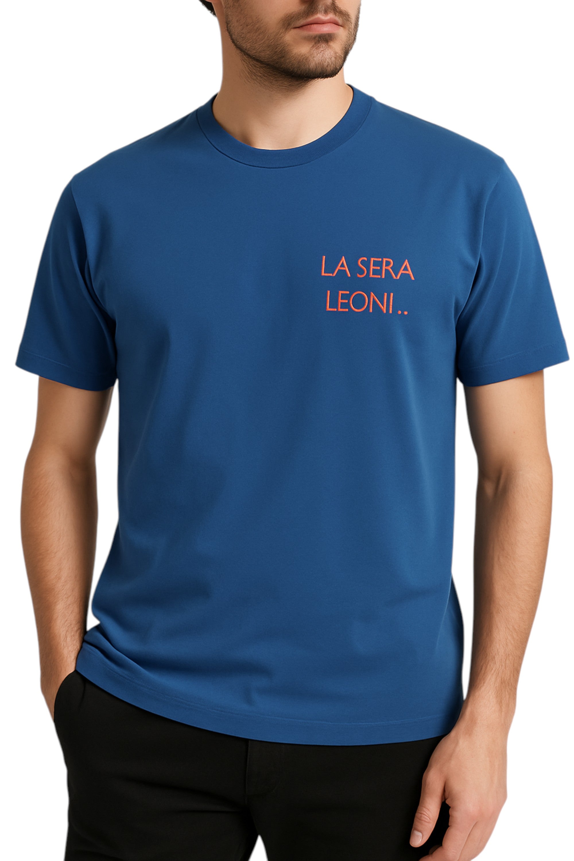 Close-up dettagli t-shirt bluette scritta “LA SERA LEONI...” Saint Barth