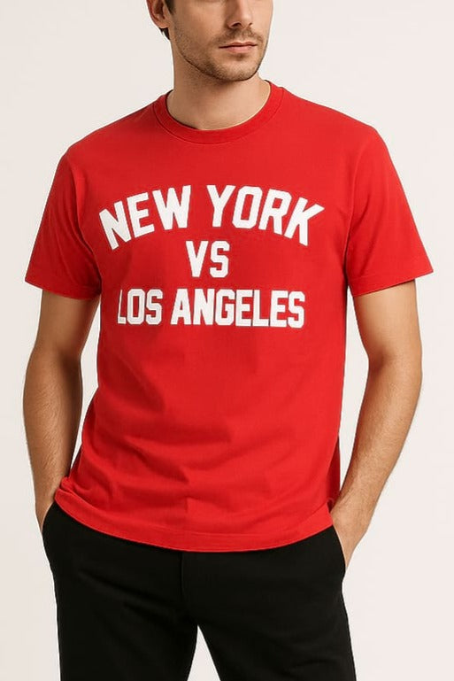 T-shirt su sfondo neutro da dietro t-shirt rosso scritta “New York vs Los Angele” Saint Barth cotone