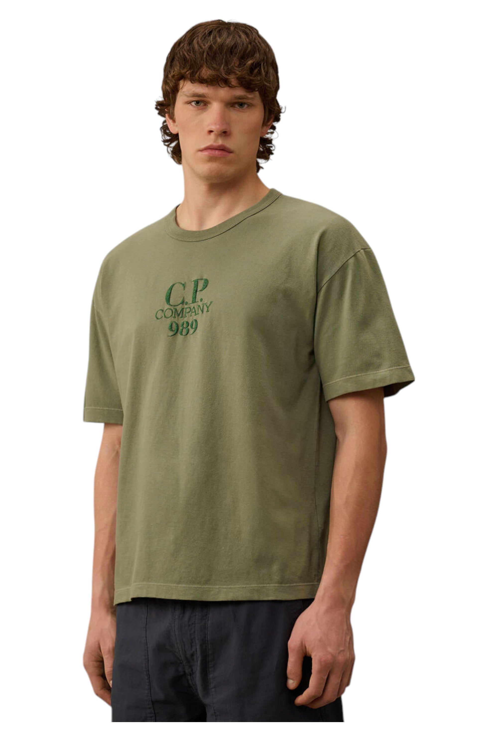 Modello a 45 gradi con t-shirt verde nan Scritta Felpa Effetto Felpa