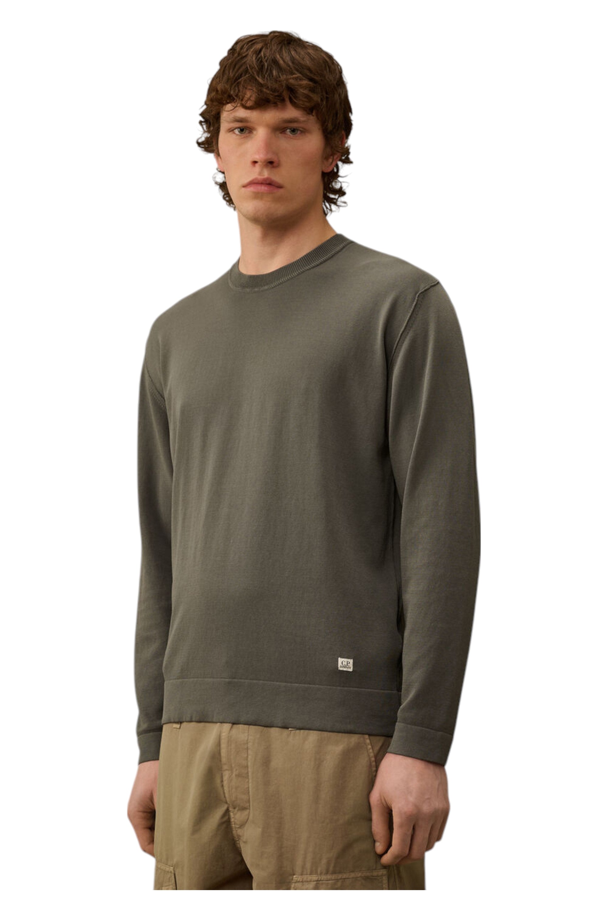 Modello a 45° con maglia girocollo grigio scuro C.P. Company da uomo