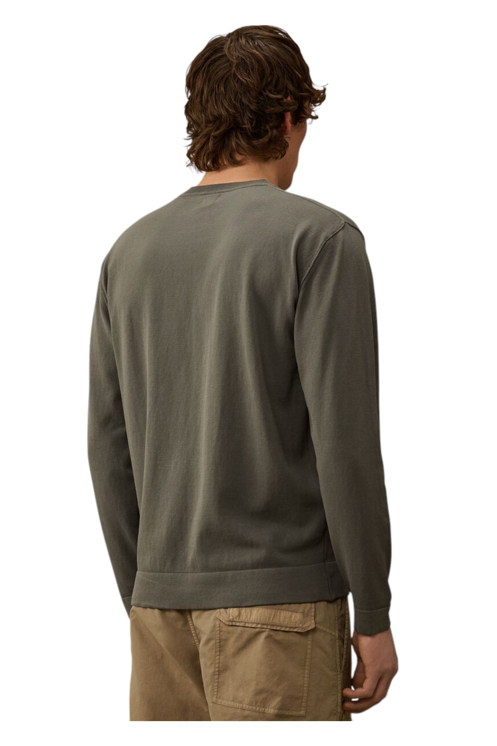 Vista da dietro, modello con maglia girocollo grigio scuro C.P. Company da uomo