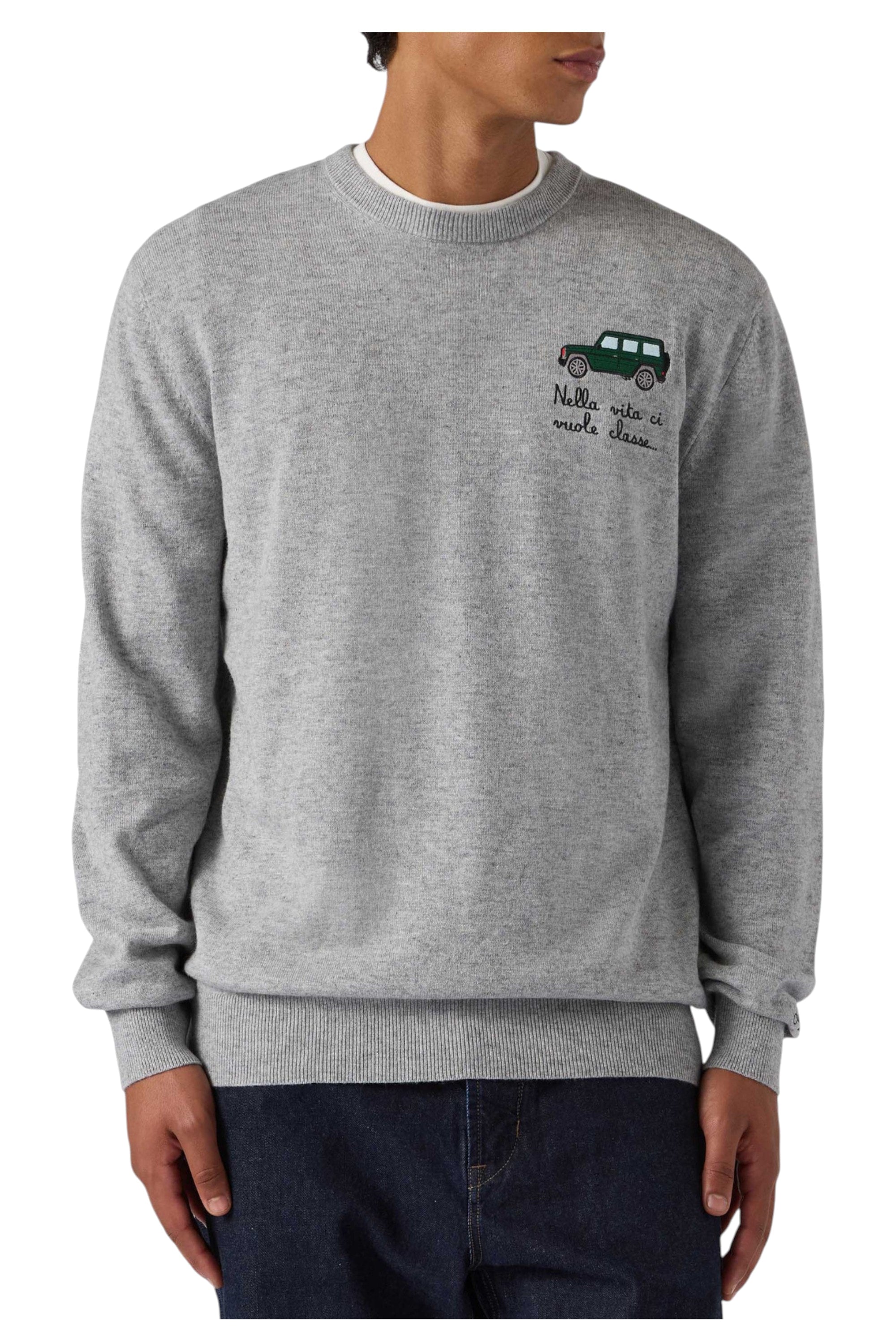 Modello indossa a 45 gradi maglia girocollo scritta vitaclasse grigio chiar Saint Barth Heron in lana