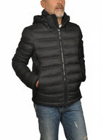 vista del piumino nero con cappuccio estraibile Peuterey in piuma