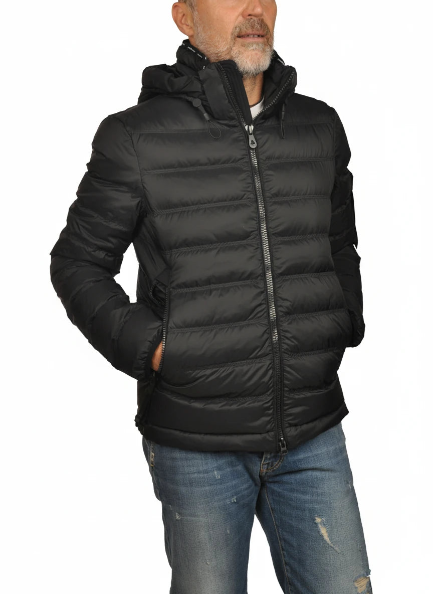 vista del piumino nero con cappuccio estraibile Peuterey in piuma