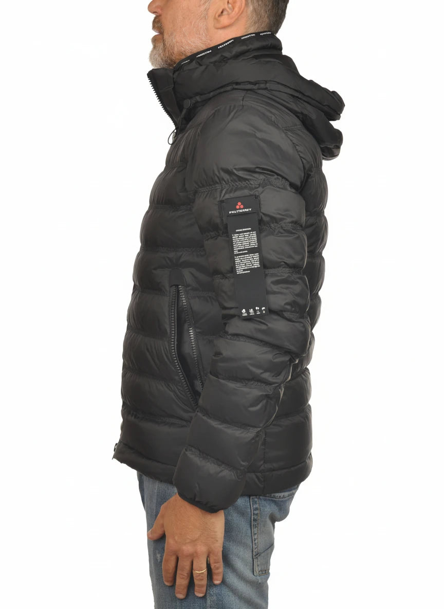 vista del piumino nero con cappuccio estraibile Peuterey in piuma