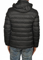 vista del piumino nero con cappuccio estraibile Peuterey in piuma