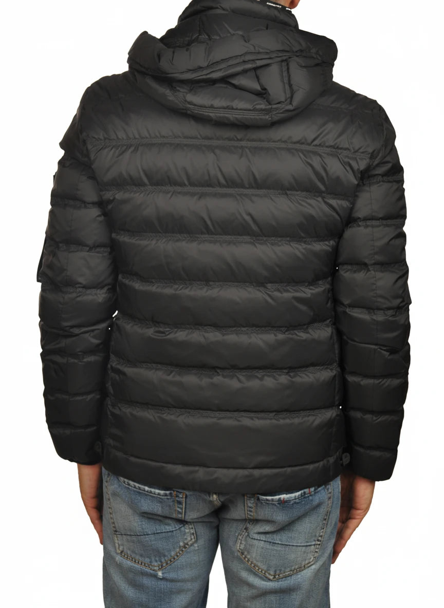 vista del piumino nero con cappuccio estraibile Peuterey in piuma