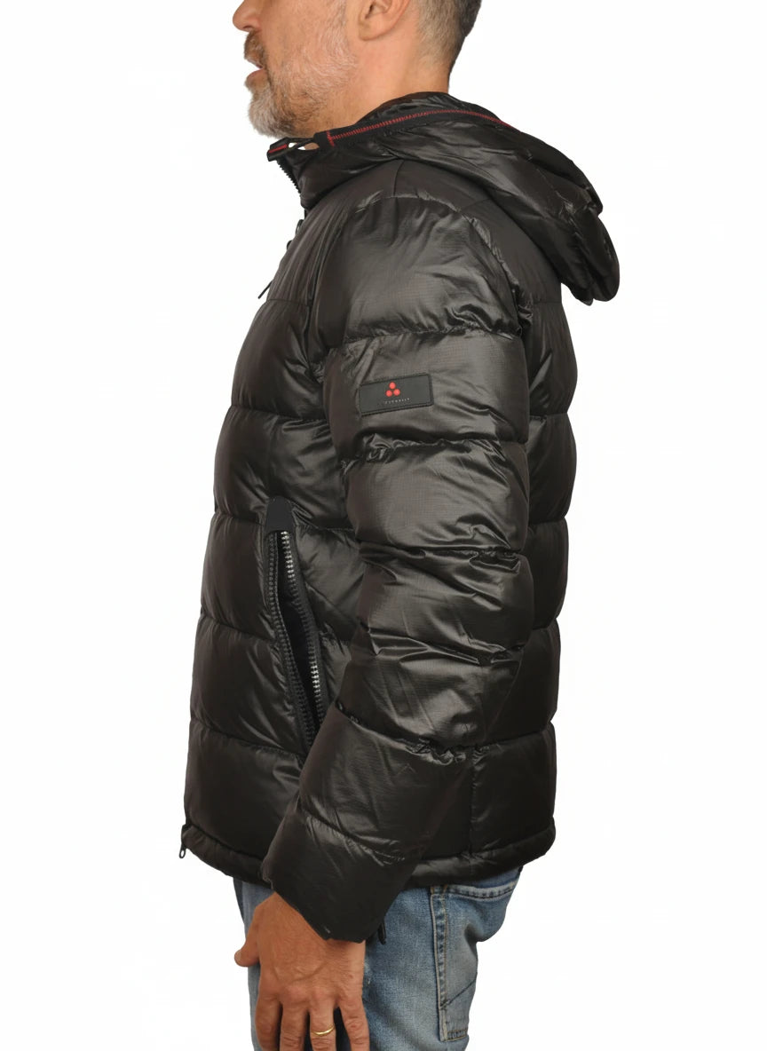 vista del piumino nero con nylon ripstop Peuterey in nylon ripstop