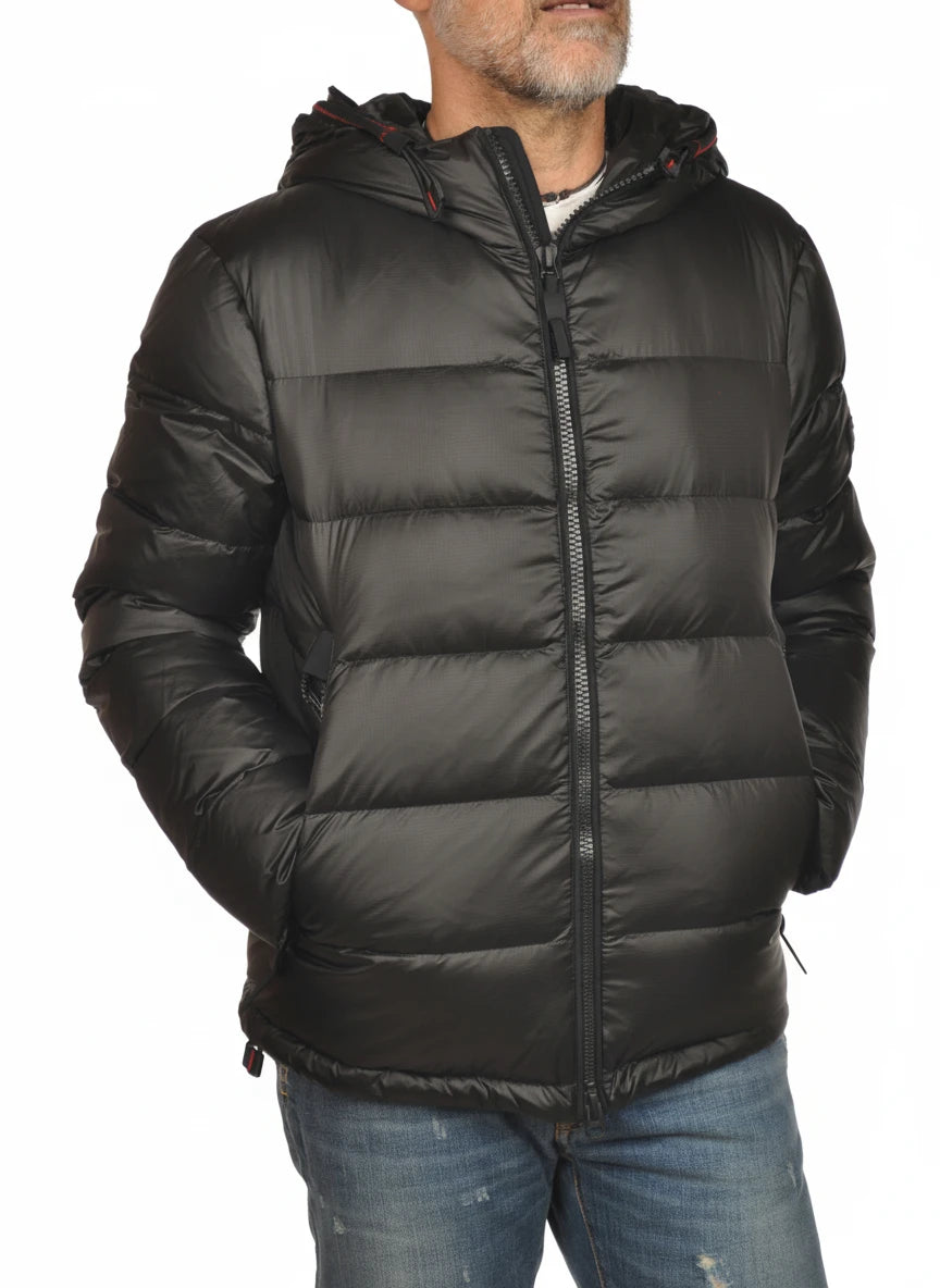 vista del piumino nero con nylon ripstop Peuterey in nylon ripstop