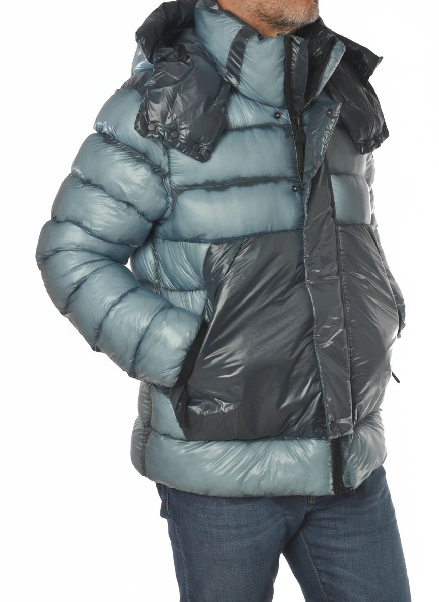 vista del piumino corto celeste con dritto Peuterey in ripstop primaloft riciclato