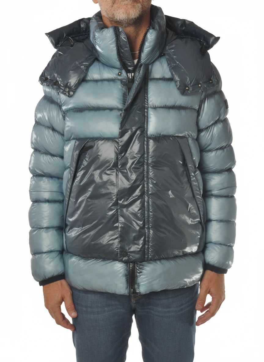 vista a 45° frontale del piumino corto celeste con dritto Peuterey in ripstop primaloft riciclato