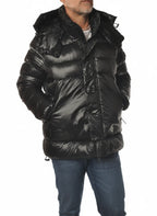 vista del piumino corto nero con dritto Peuterey in ripstop primaloft riciclato