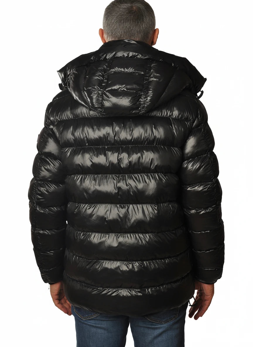 vista del piumino corto nero con dritto Peuterey in ripstop primaloft riciclato