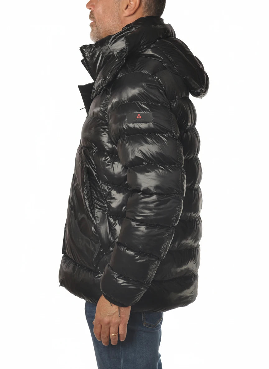 vista del piumino corto nero con dritto Peuterey in ripstop primaloft riciclato