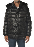 vista del piumino corto nero con dritto Peuterey in ripstop primaloft riciclato