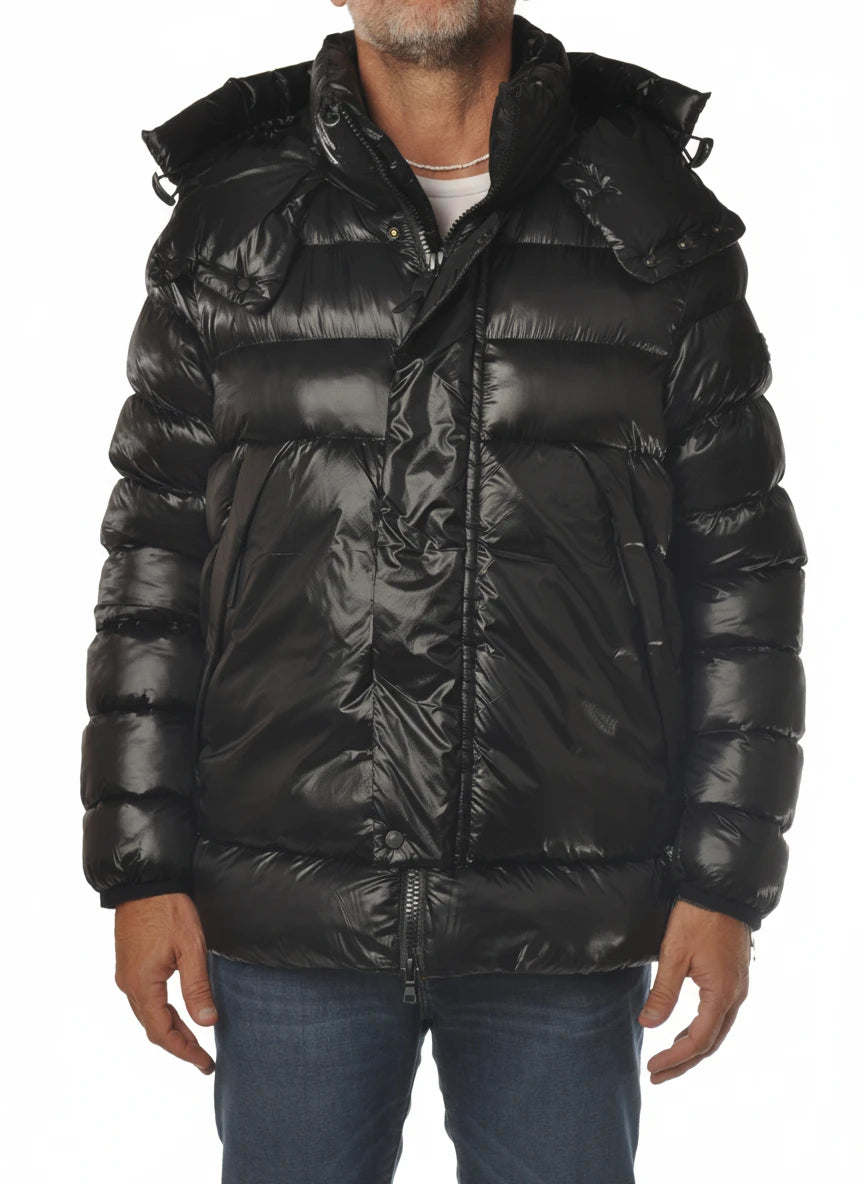 vista del piumino corto nero con dritto Peuterey in ripstop primaloft riciclato