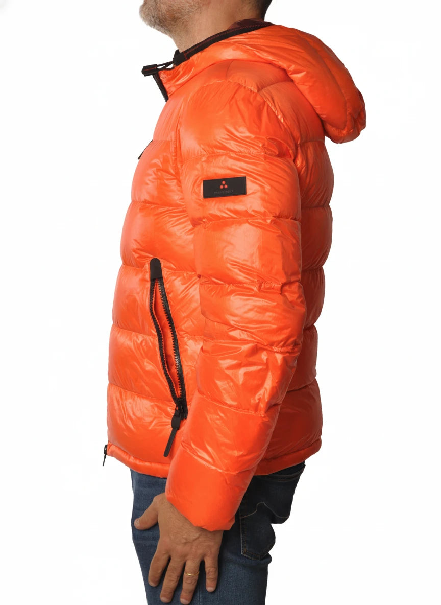 vista del giubbotto bomber arancione con cappuccio Peuterey in piuma d'oca