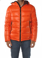 vista del giubbotto bomber arancione con cappuccio Peuterey in piuma d'oca