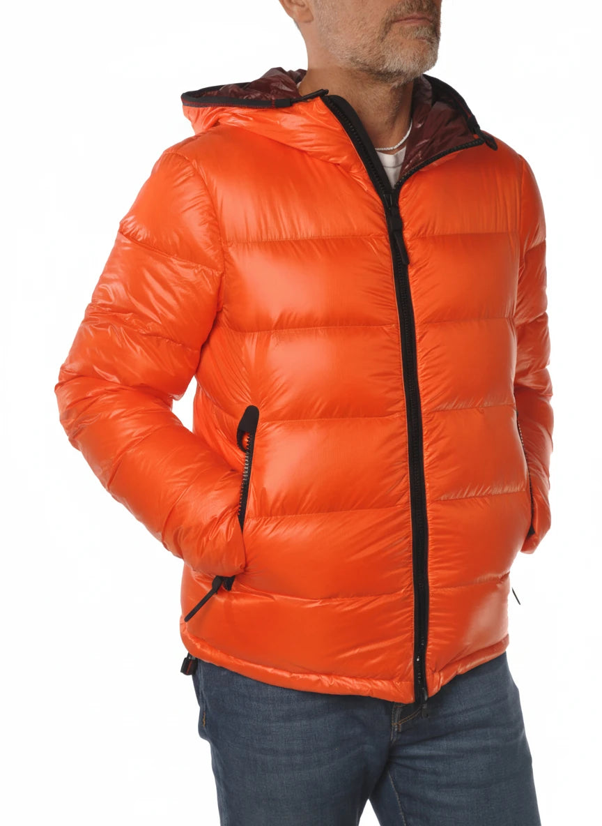 vista del giubbotto bomber arancione con cappuccio Peuterey in piuma d'oca