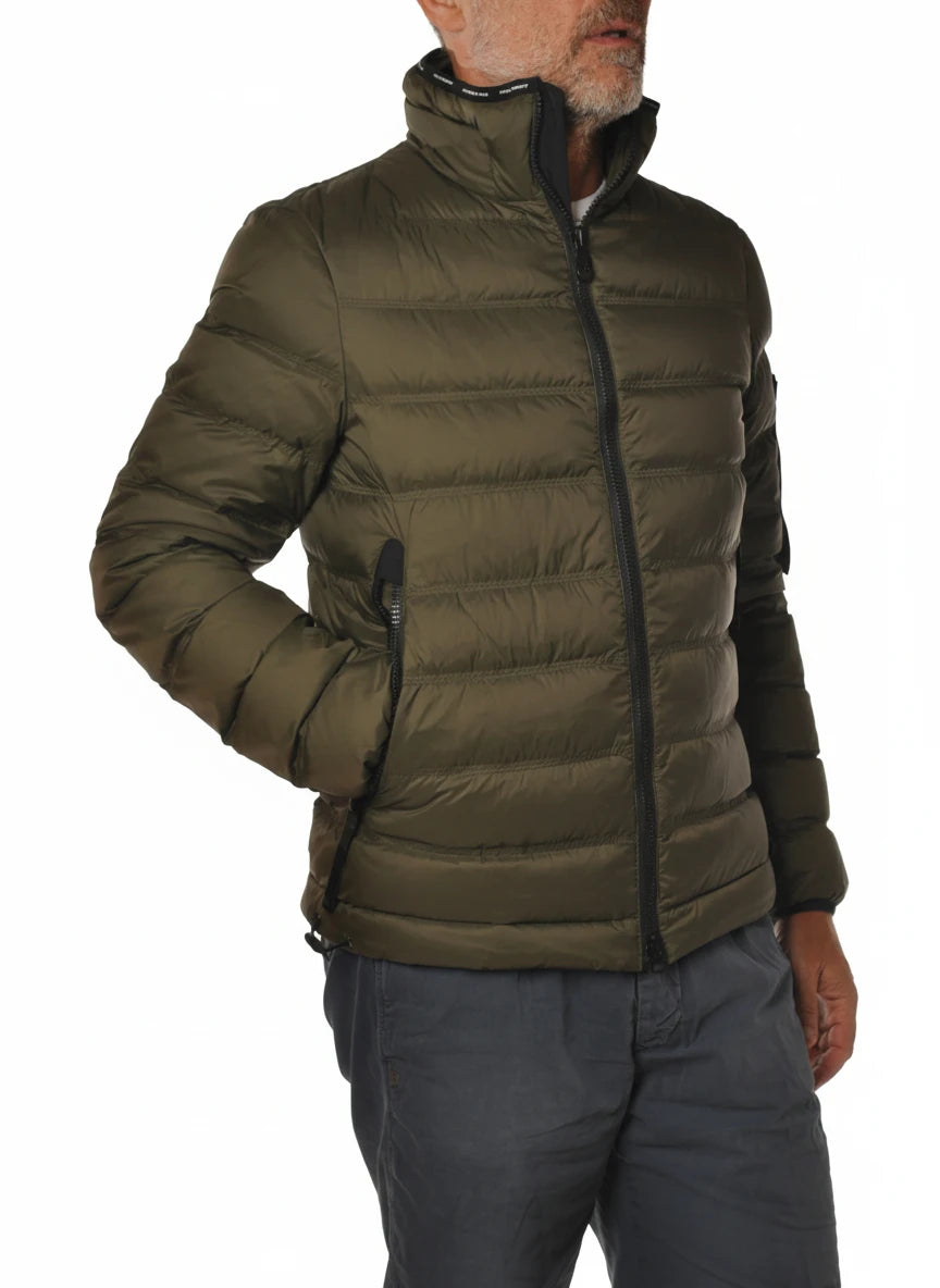 vista del giubbotto verde con collo in piedi Peuterey in piuma d'oca