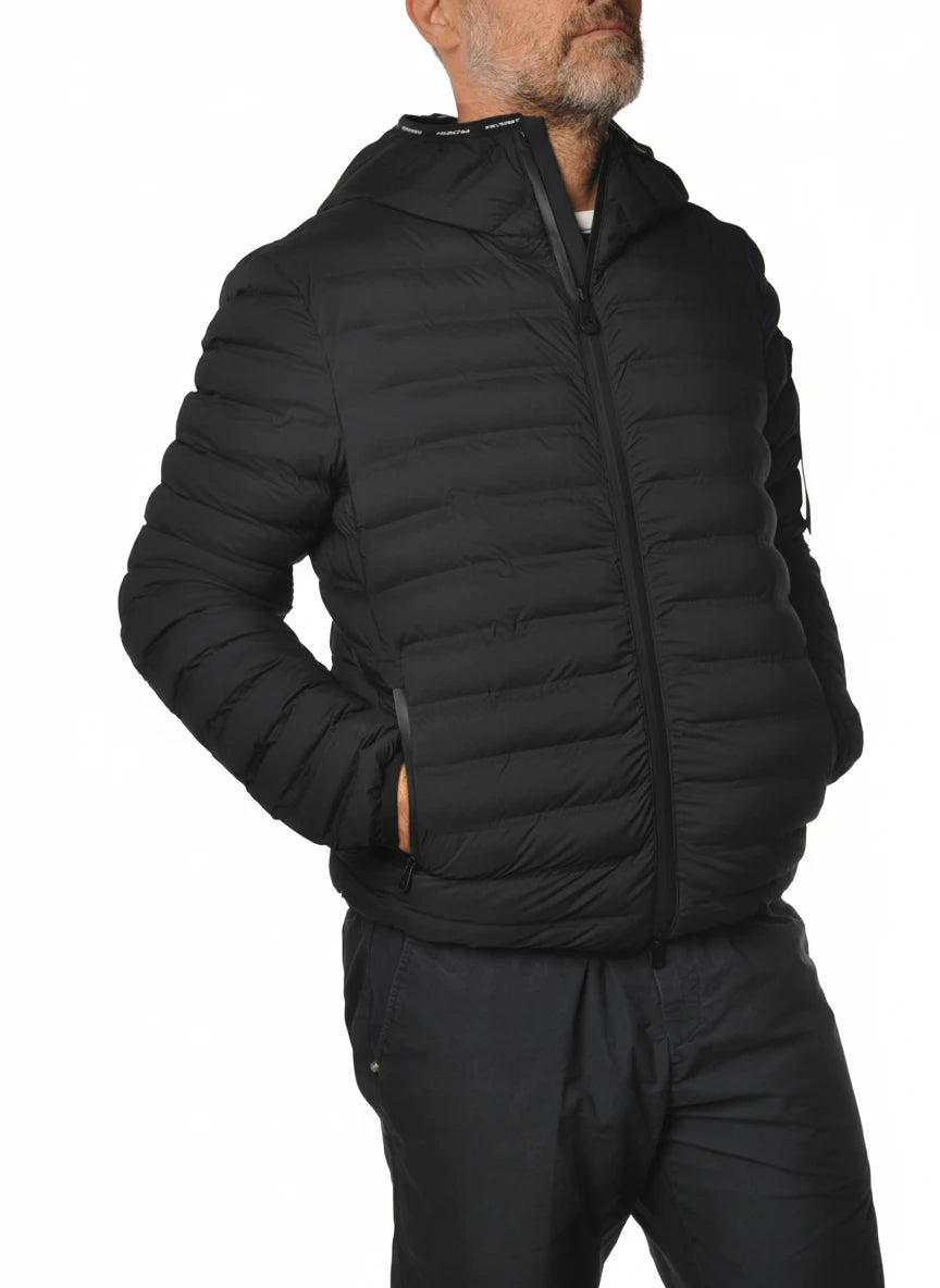 vista del piumino corto nero con zip termosaldate Peuterey in tessuto tecnico