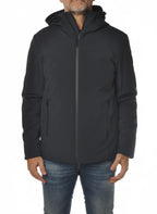 Modello indossa piumino Pacific blu con cappuccio e zip Woolrich