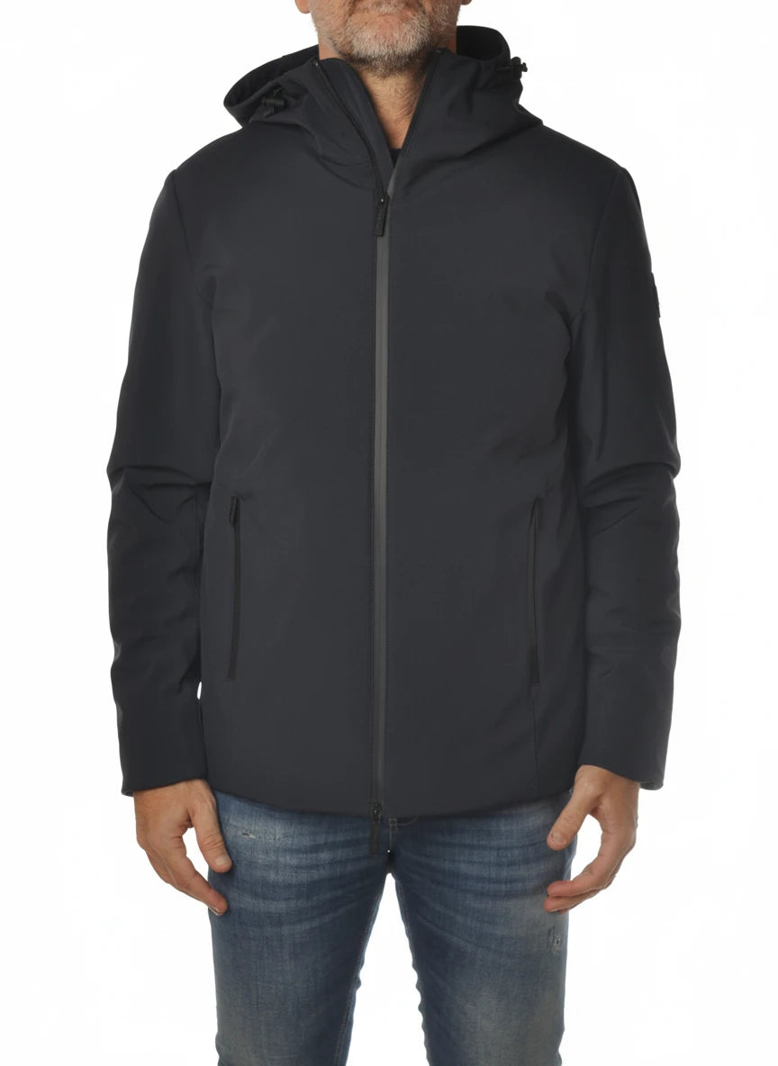 Modello indossa piumino Pacific blu con cappuccio e zip Woolrich