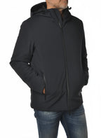 Modello indossa piumino Pacific blu con cappuccio e zip Woolrich