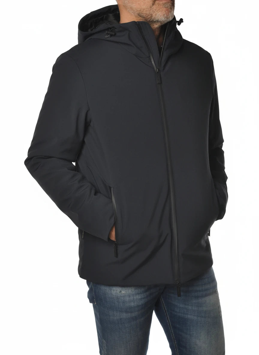 Modello indossa piumino Pacific blu con cappuccio e zip Woolrich