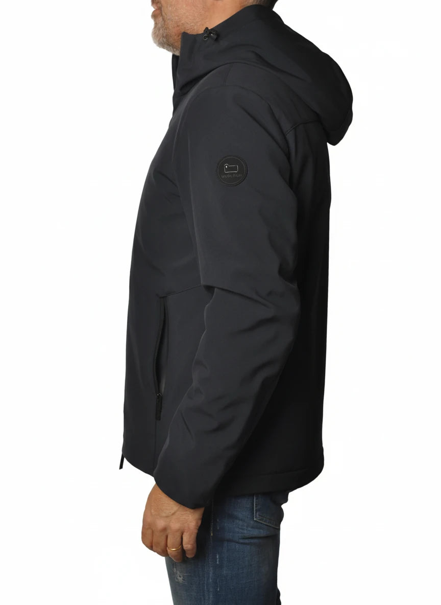 Modello indossa piumino Pacific blu con cappuccio e zip Woolrich