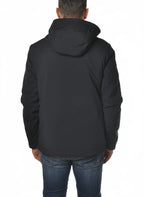 Modello indossa piumino Pacific blu con cappuccio e zip Woolrich