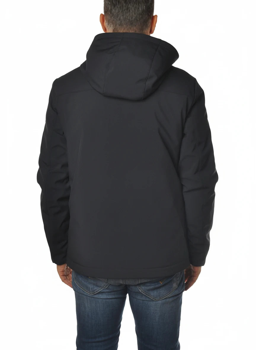 Modello indossa piumino Pacific blu con cappuccio e zip Woolrich