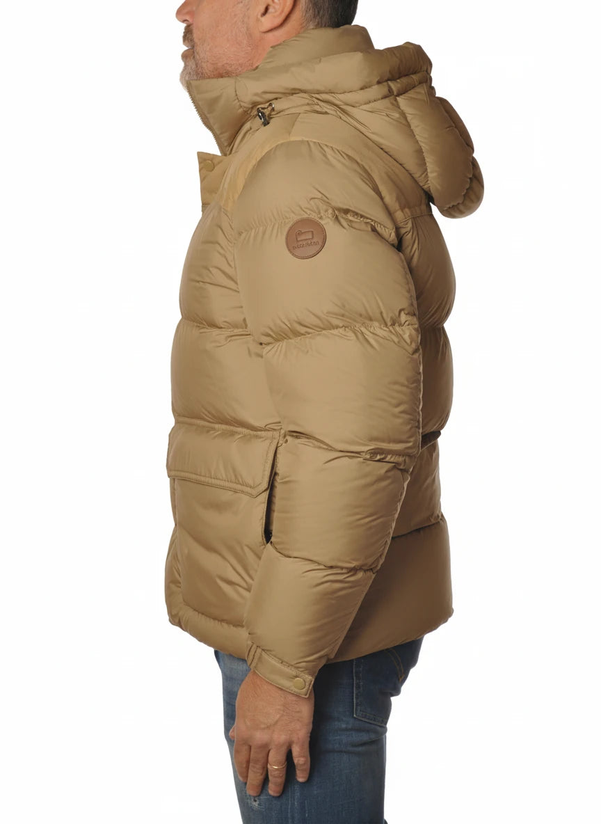 Modello indossa piumino beige corto trapuntato Woolrich in microfibra con cappuccio