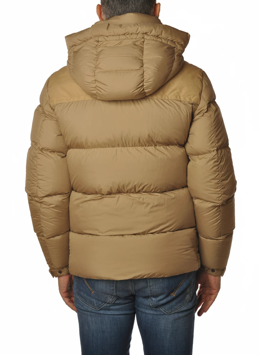 Modello indossa piumino beige corto trapuntato Woolrich in microfibra con cappuccio