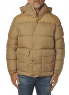 Modello indossa piumino beige corto trapuntato Woolrich in microfibra con cappuccio