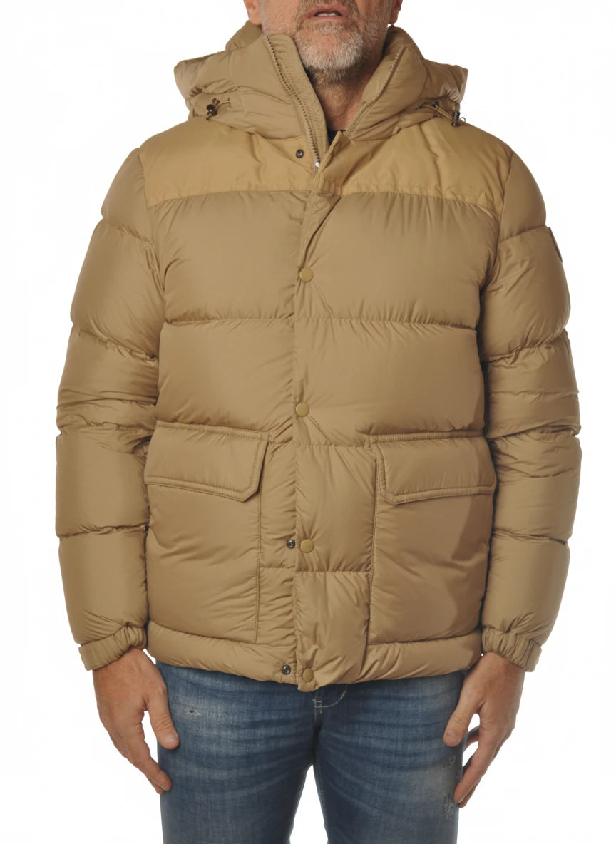 Modello indossa piumino beige corto trapuntato Woolrich in microfibra con cappuccio