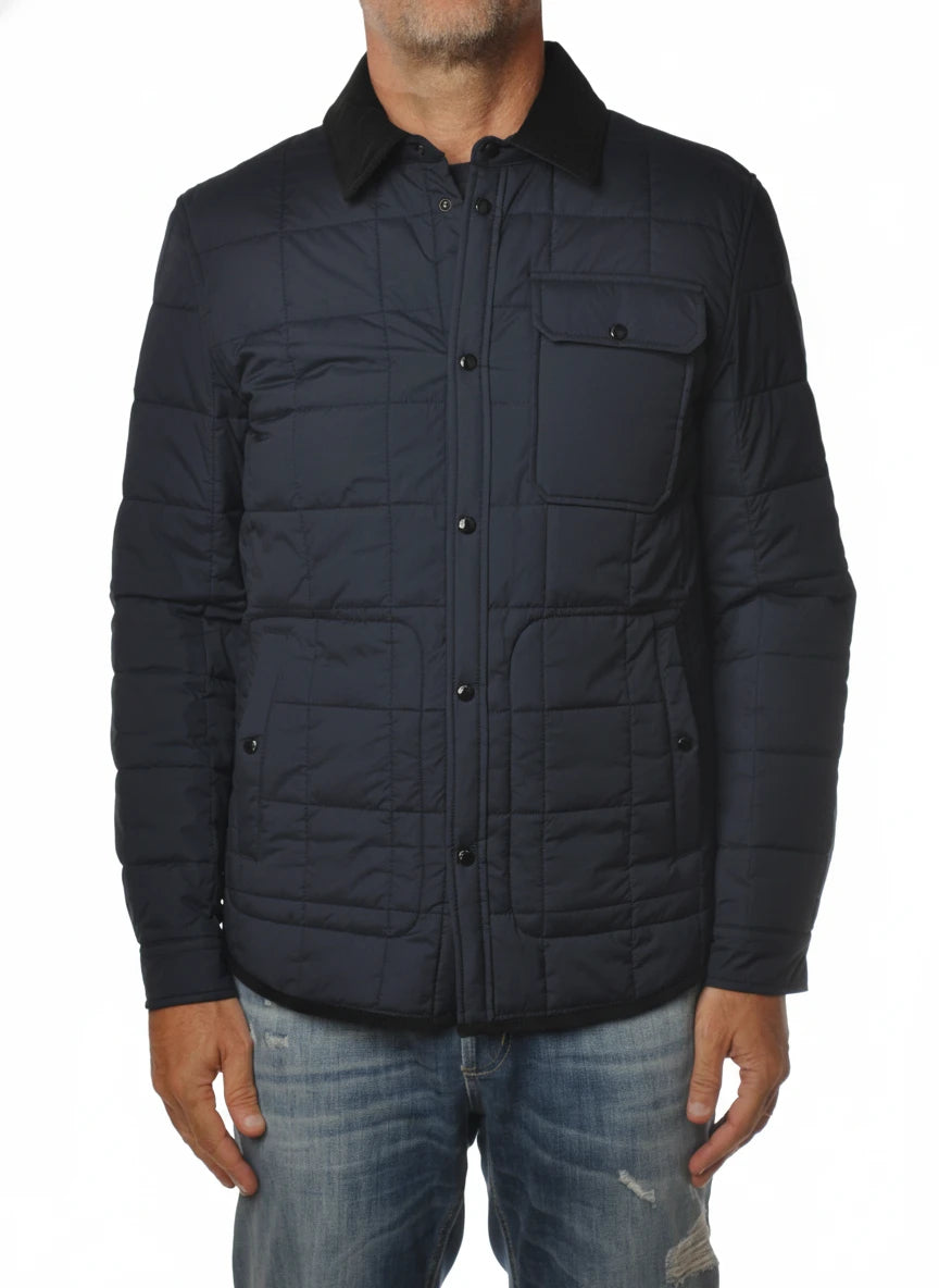 Modello indossa giubbotto blu con collo in velluto e tasca Woolrich ripstop