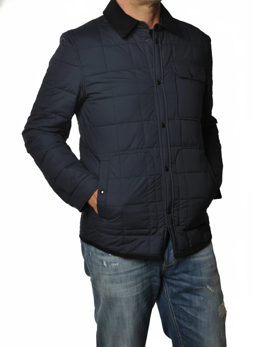 Modello indossa giubbotto blu con collo in velluto e tasca Woolrich ripstop