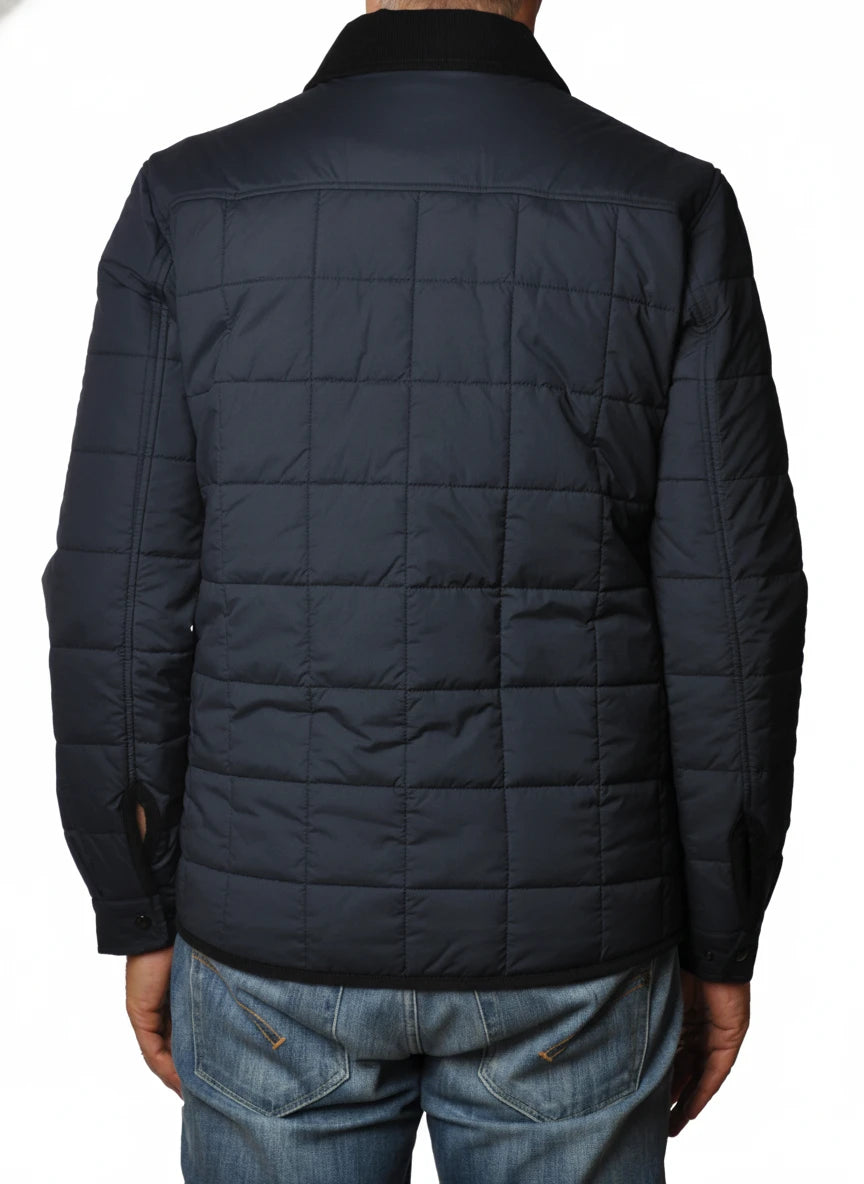 Modello indossa giubbotto blu con collo in velluto e tasca Woolrich ripstop