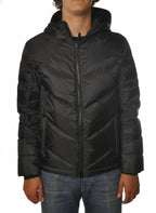 Modello indossa piumino corto trapuntato nero Woolrich con cappuccio