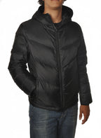 Modello indossa piumino corto trapuntato nero Woolrich con cappuccio