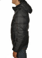 Modello indossa piumino corto trapuntato nero Woolrich con cappuccio