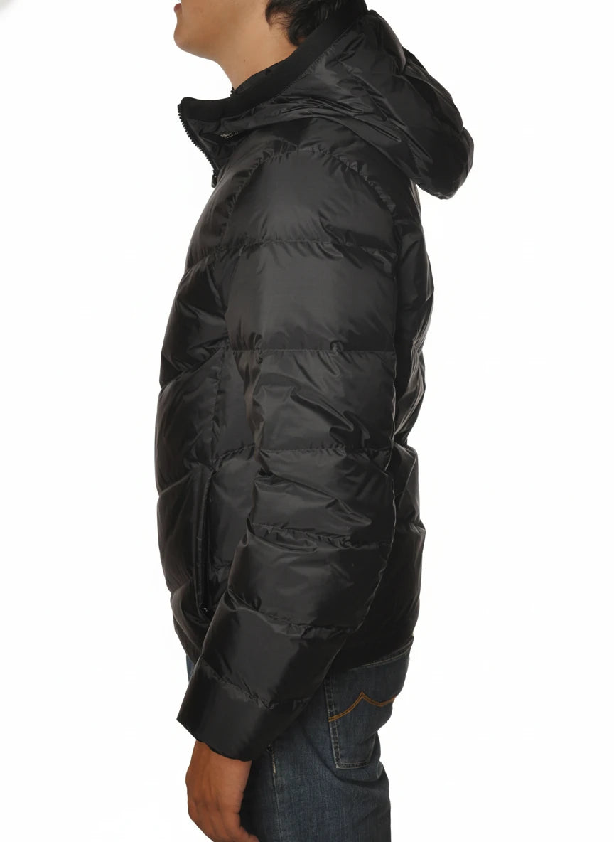 Modello indossa piumino corto trapuntato nero Woolrich con cappuccio