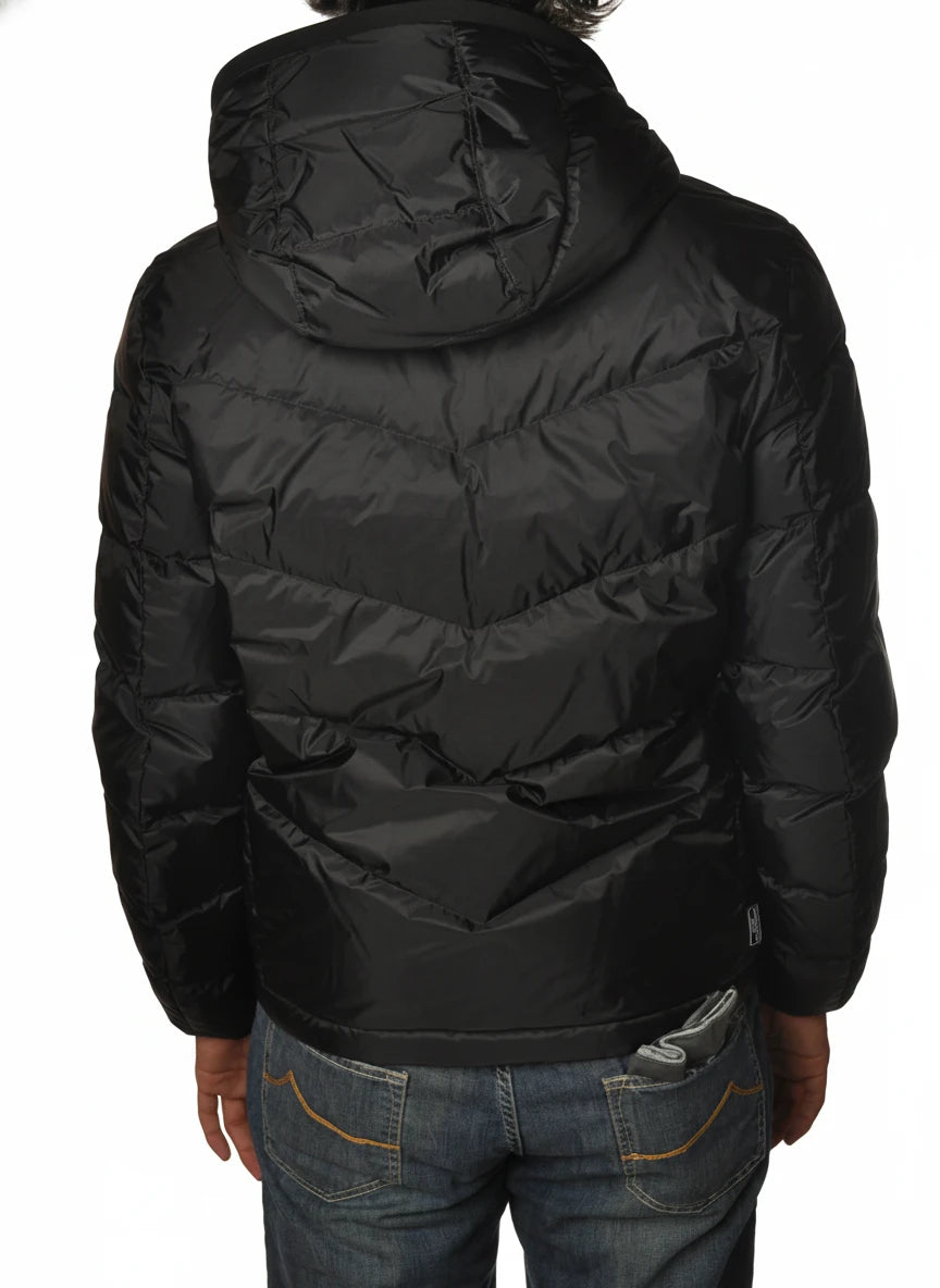 Modello indossa piumino corto trapuntato nero Woolrich con cappuccio