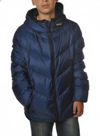 Modello indossa piumino corto trapuntato avio Woolrich con cappuccio